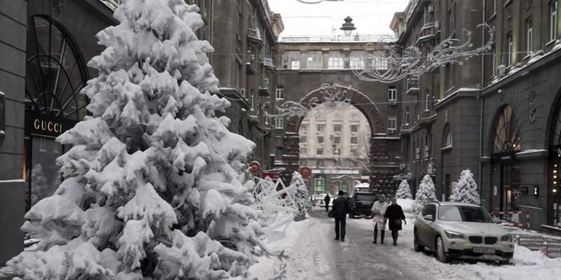 People walk in Kiev city center after a snowfall, Ukraine, Wednesday, Jan. 11, 2017. The temperature in Kiev is -3 degrees Centigrade (26 degrees Fahrenheit). (AP Photos/Efrem Lukatsky)