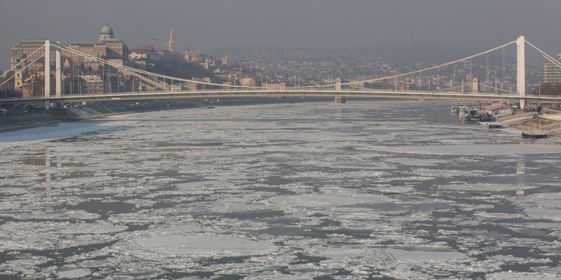 (170110) -- BUDAPEST, Jan. 10, 2017 (Xinhua) -- Ice blocks float on the Danube River in Budapest, capital of Hungary, on Jan. 10, 2017. Hungary is experiencing extreme cold weather. (Xinhua/Attila Volgyi)