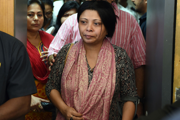 Nandita Puri, (C), wife of the award-winning character actor Om Puri, is consoled by relatives as she leaves the hospital in Mumbai on January 6, 2017. Om Puri, the acclaimed Indian actor who appeared in hit films including "Gandhi", "City of Joy" and "East is East", died on January 6 after suffering a heart attack. / AFP PHOTO / Punit PARANJPE