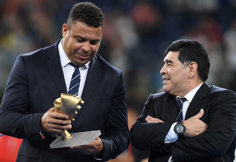 Brazilian former ace footballer Ronaldo (L) and former Argentinian former football ace Diego Maradona attend the victory ceremony of the 2017 Confederations Cup final football match between Chile and Germany at the Saint Petersburg Stadium in Saint Petersburg on July 2, 2017. / AFP PHOTO / FRANCK FIFE