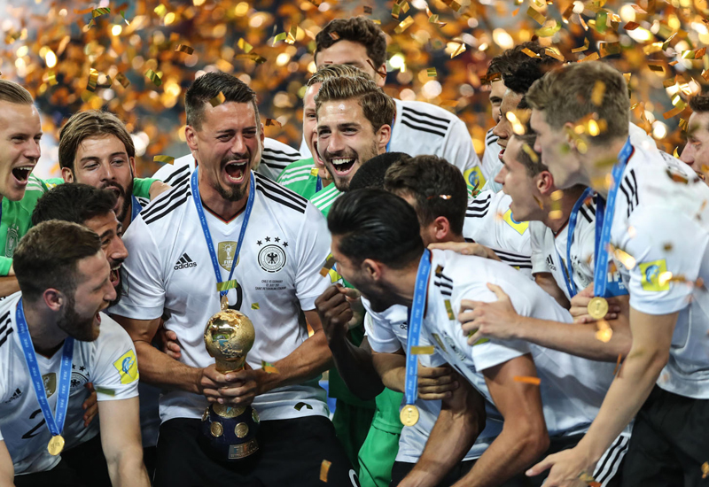(170703) -- ST. PETERSBURG, July 3, 2017 (Xinhua) -- Players of Germany celebrate during the awarding ceremony after the final match between Chile and Germany at the 2017 FIFA Confederations Cup in St. Petersburg, Russia, on July 2, 2017. Germany claimed the title with 1-0. (Xinhua/Wu Zhuang)