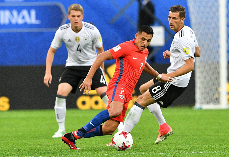 TOPSHOT - Chile's forward Alexis Sanchez (L) vies with Germany's midfielder Leon Goretzka during the 2017 Confederations Cup final football match between Chile and Germany at the Saint Petersburg Stadium in Saint Petersburg on July 2, 2017. / AFP PHOTO / Mladen ANTONOV