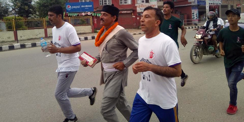२०४ औ भानुजयन्तीको अवसरमालैनचौरस्थित राष्ट्रकवि माधवप्रसाद घिमिरेको घरबाट ललितपुर, बखुँबहालस्थित वाङमय शताब्दीपुरुष सत्यमोहन जोशीका घरसम्म रामायण बोकेर भानुको पहिरनमा दौड गर्दै लक्ष्मण सापकोटा ।