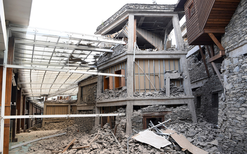 (170809) -- JIUZHAIGOU, Aug. 9, 2017 (Xinhua) -- Photo taken on Aug. 9, 2017 shows the dining hall of the InterContinental Resort Jiuzhai Paradise after an earthquake in Jiuzhaigou County, southwest China's Sichuan Province. A 7.0-magnitude earthquake struck Jiuzhaigou Tuesday night. (Xinhua/Fan Peishen) (zx)