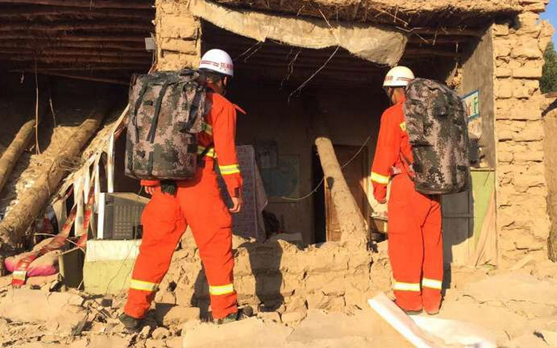 (170809) -- JINGHE, Aug. 9, 2017 (Xinhua) -- Rescuers check a house damaged in earthquake in Jinghe County, northwest China's Xinjiang Uygur Autonomous Region, Aug. 9, 2017. A 6.6-magnitude earthquake jolted Jinghe County Wednesday morning. (Xinhua) (ry)