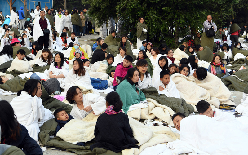 (170809) -- JIUZHAIGOU, Aug. 9, 2017 (Xinhua) -- Tourists wait for rescue at the parking lot of the InterContinental Resort Jiuzhai Paradise in quake-hit Jiuzhaigou County, southwest China's Sichuan Province, Aug. 9, 2017. A 7.0-magnitude earthquake struck Jiuzhaigou Tuesday night. (Xinhua/Fan Peishen) (zx)