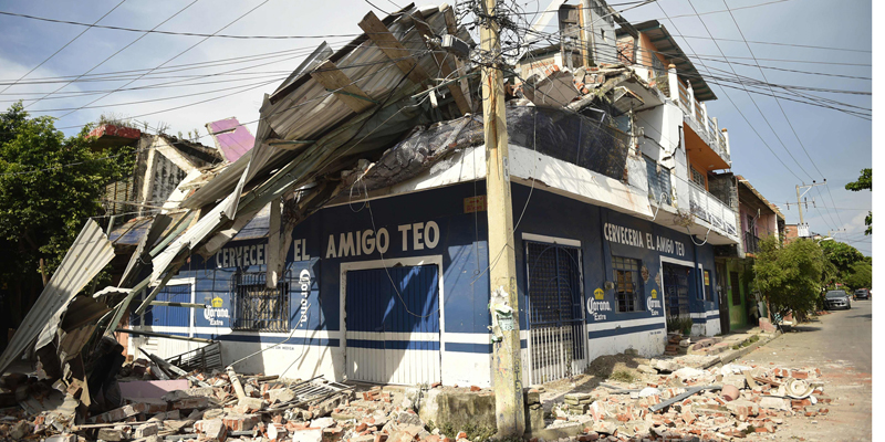 TOPSHOT - View of damages following the 8.2 magnitude earthquake that hit Mexico's Pacific coast, in Juchitan de Zaragoza, state of Oaxaca on September 8, 2017.  Mexico's most powerful earthquake in a century killed at least 35 people, officials said, after it struck the Pacific coast, wrecking homes and sending families fleeing into the streets. / AFP PHOTO / PEDRO PARDO