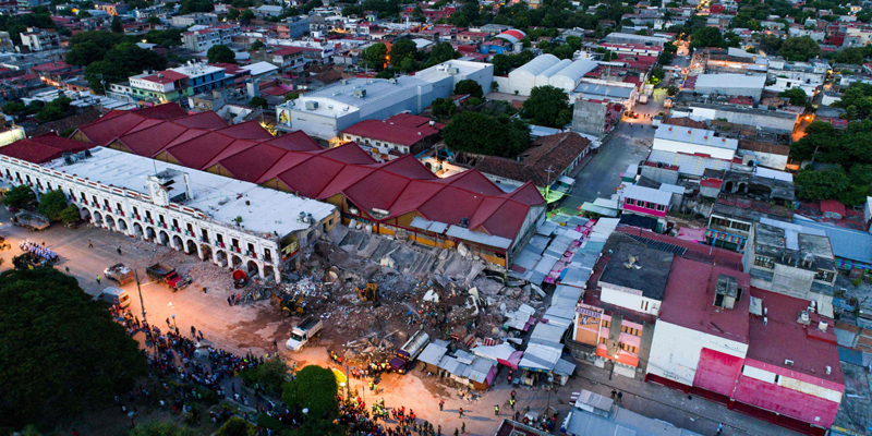 TOPSHOT - View of damage caused in Juchitan de Zaragoza, in the southern Mexican state of Oaxaca, on September 8, 2017, where buildings collapsed after an 8.2 earthquake that hit Mexico's Pacific coast overnight. Mexico's most powerful earthquake in a century killed at least 58 people, officials said, after it struck the Pacific coast, wrecking homes and sending families fleeing into the streets. / AFP PHOTO / MARIO VAZQUEZ