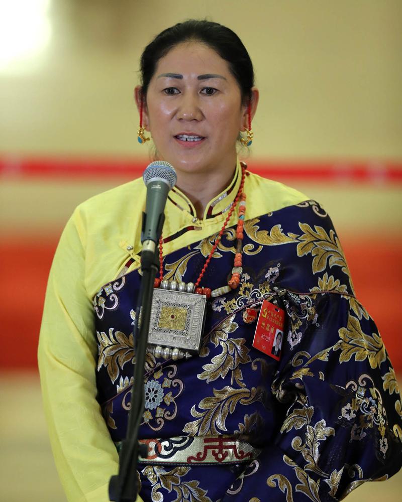 (171018) -- BEIJING, Oct. 18, 2017 (Xinhua) -- Cering Bazhen, a delegate to the 19th National Congress of the Communist Party of China (CPC), receives interview at the Great Hall of the People in Beijing, capital of China, Oct. 18, 2017. The congress will open Wednesday morning. (Xinhua/Yin Gang) (ry)