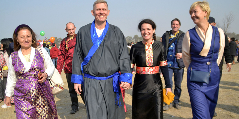 काठमाडौँको टुँडिखेलमा आयोजित किराँतहरुको महान चाड साकेला उधौली पर्वमा रमाउँदै विदेशी पर्यटक ।