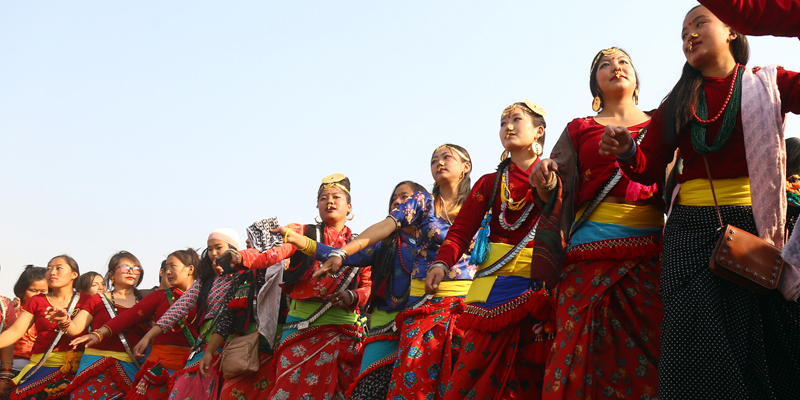 काठमाडौँको टुँडिखेलमा आयोजित किराँत राईहरुको साकेला उधौली पर्वका अवसरमा जातीय भेषभूषामा नृत्य प्रस्तुत गर्दै किराँत समुदायका महिला ।